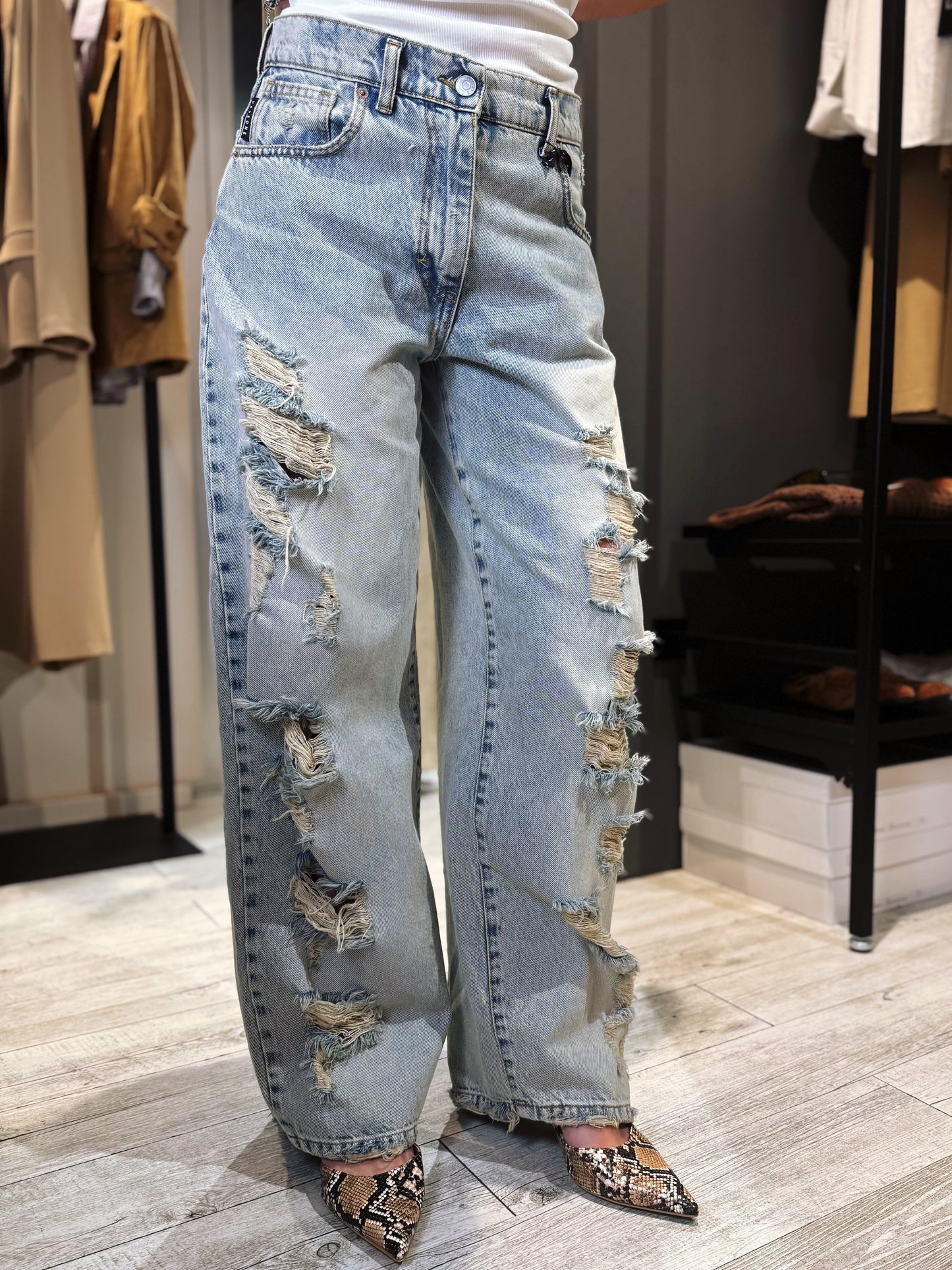 “JEANS BELLA CON ROTTURE” Have one