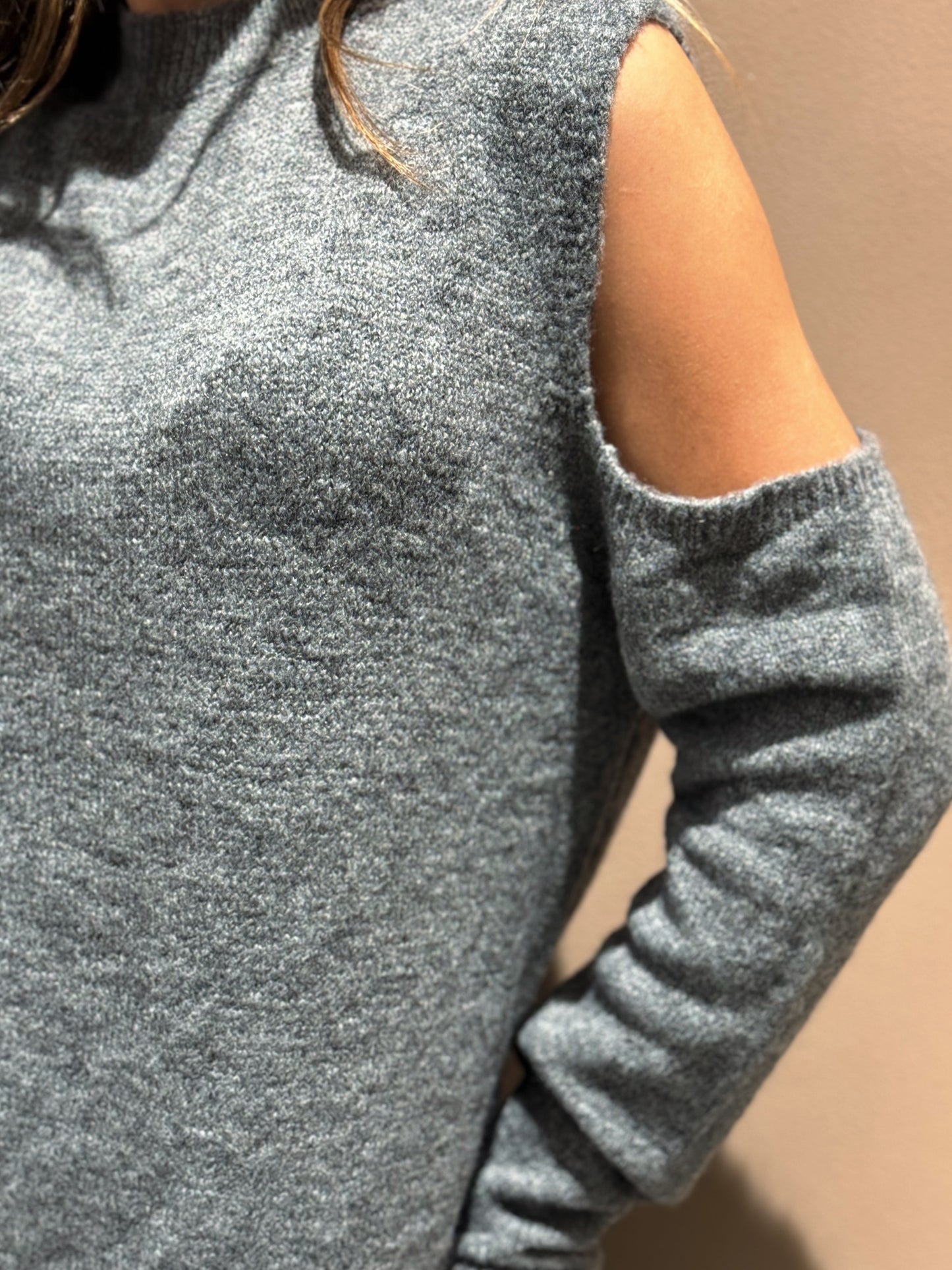 “MAGLIA CUT-OUT” have one