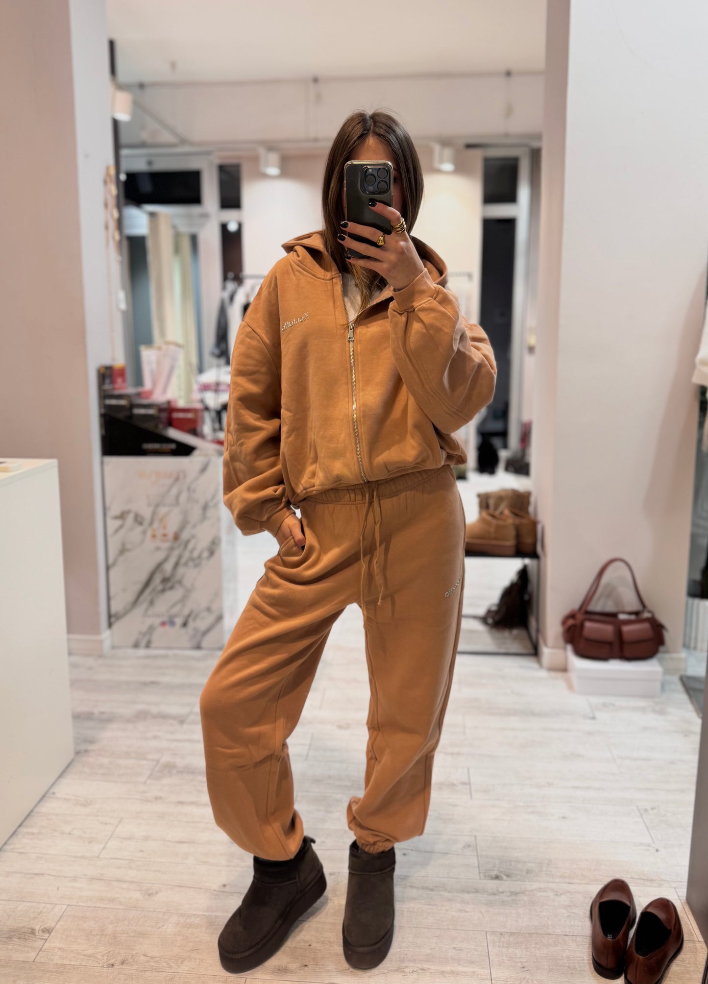 “FELPA CON CAPPUCCIO” Kontatto