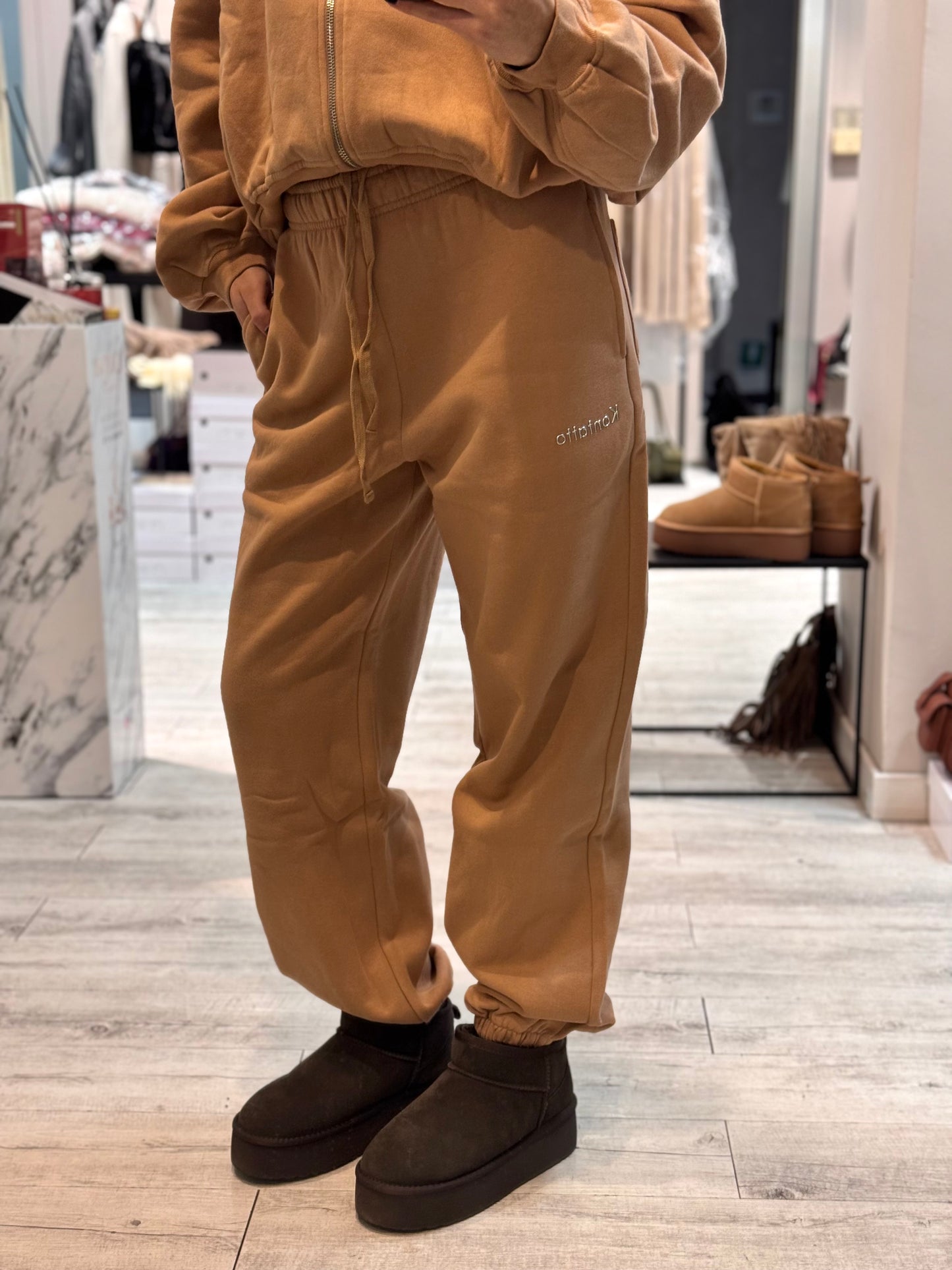 “PANTALONE TUTA” kontatto