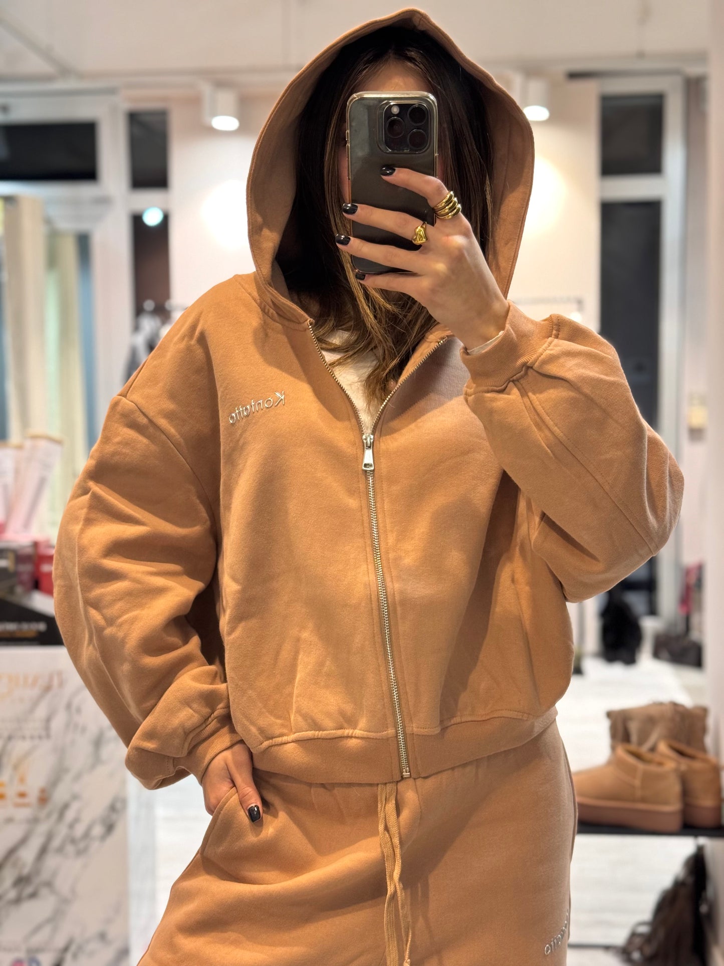 “FELPA CON CAPPUCCIO” Kontatto