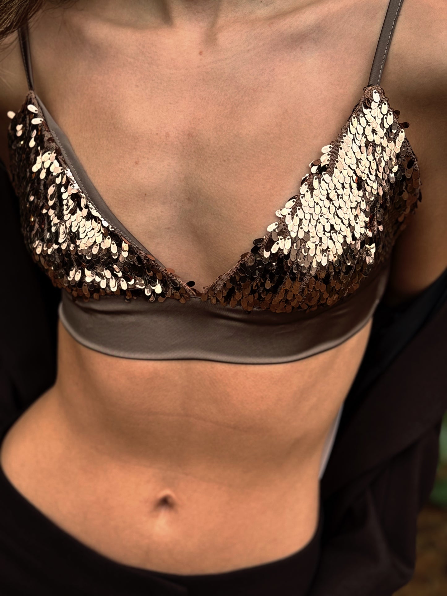 "TOP PAILLETTES BRONZO" have one