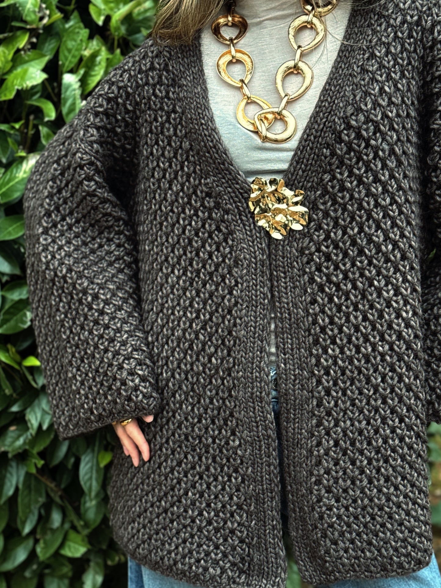 “CARDIGAN CON SPILLA” Kontatto