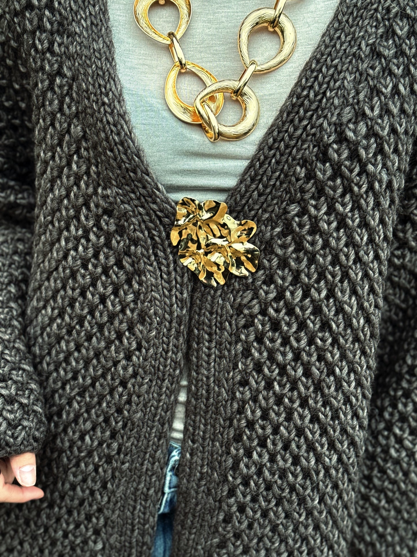 “CARDIGAN CON SPILLA” Kontatto