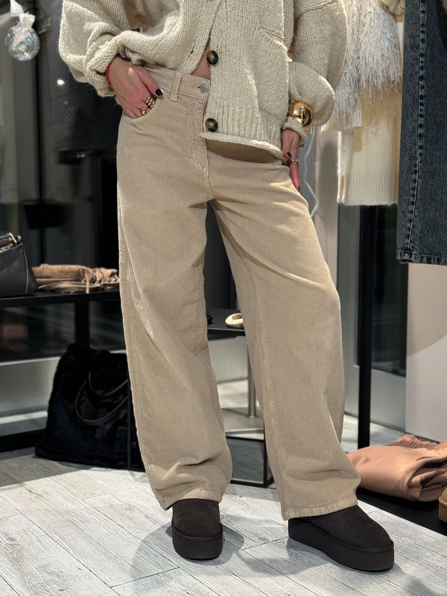 “PANTALONE VELLUTO” Have one