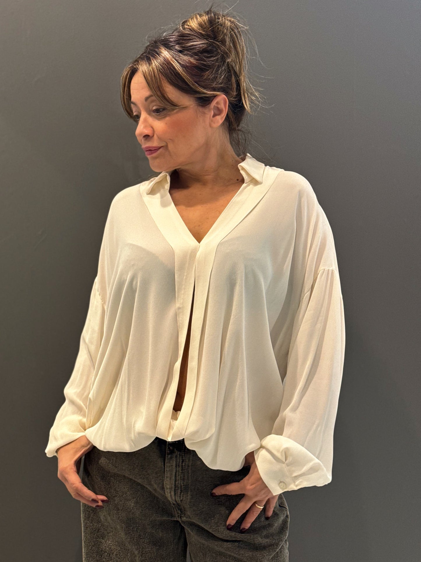 “BLUSA CON APERTURA” Kontatto