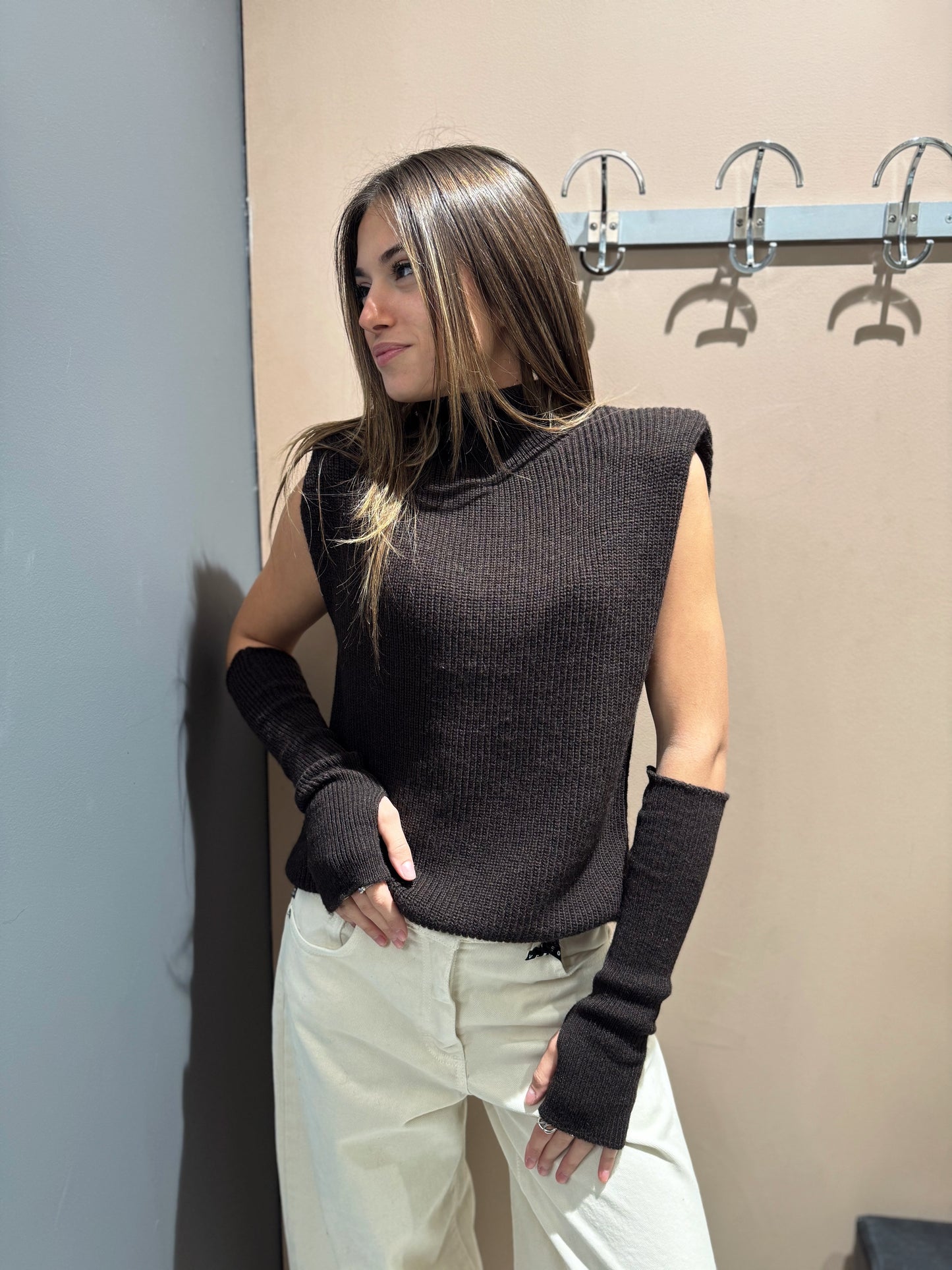 “GILET CON MANICOTTI” Kontatto