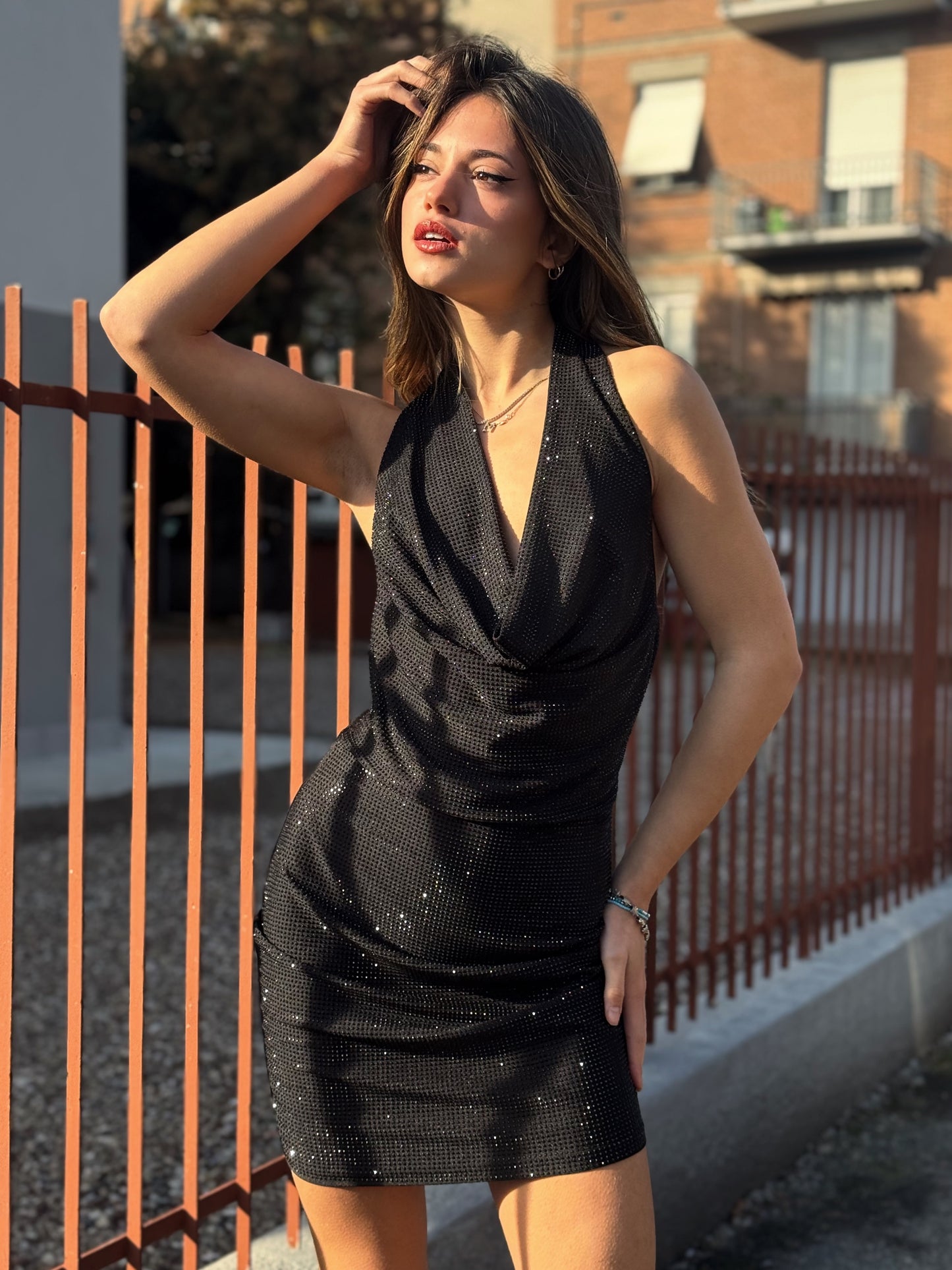 “ABITO SCOLLO GRONDA STRASS” Kontatto