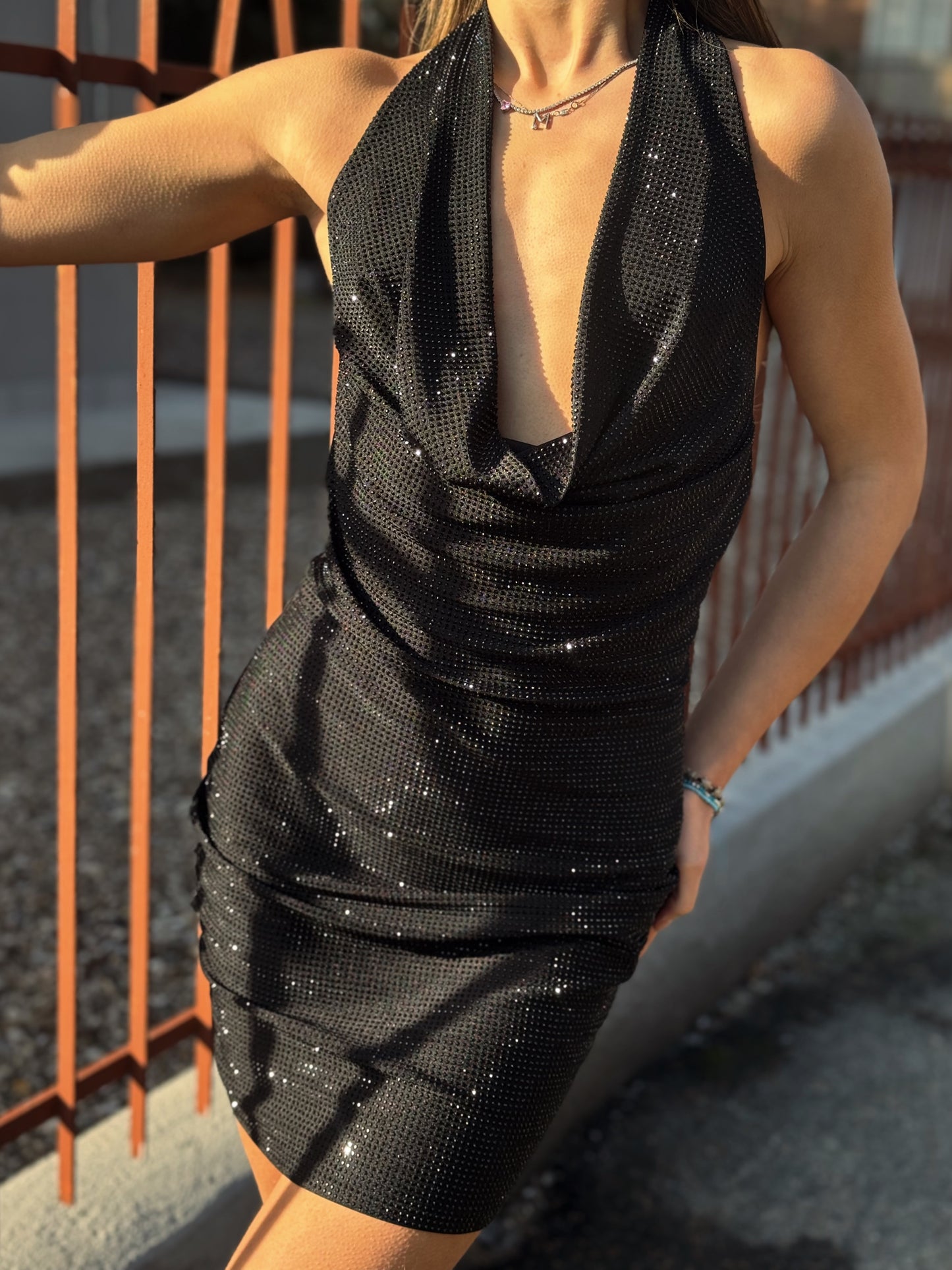 “ABITO SCOLLO GRONDA STRASS” Kontatto