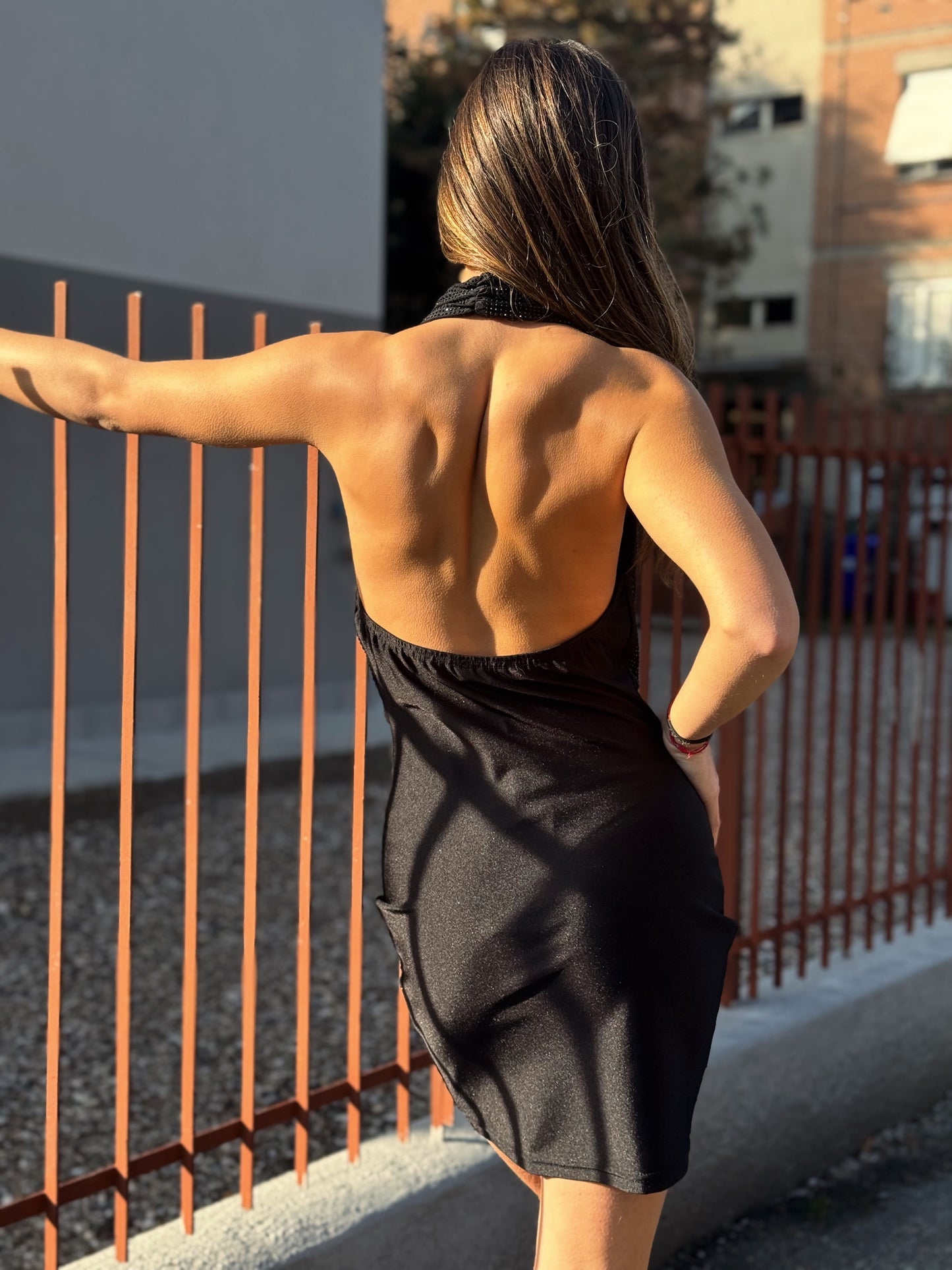 “ABITO SCOLLO GRONDA STRASS” Kontatto