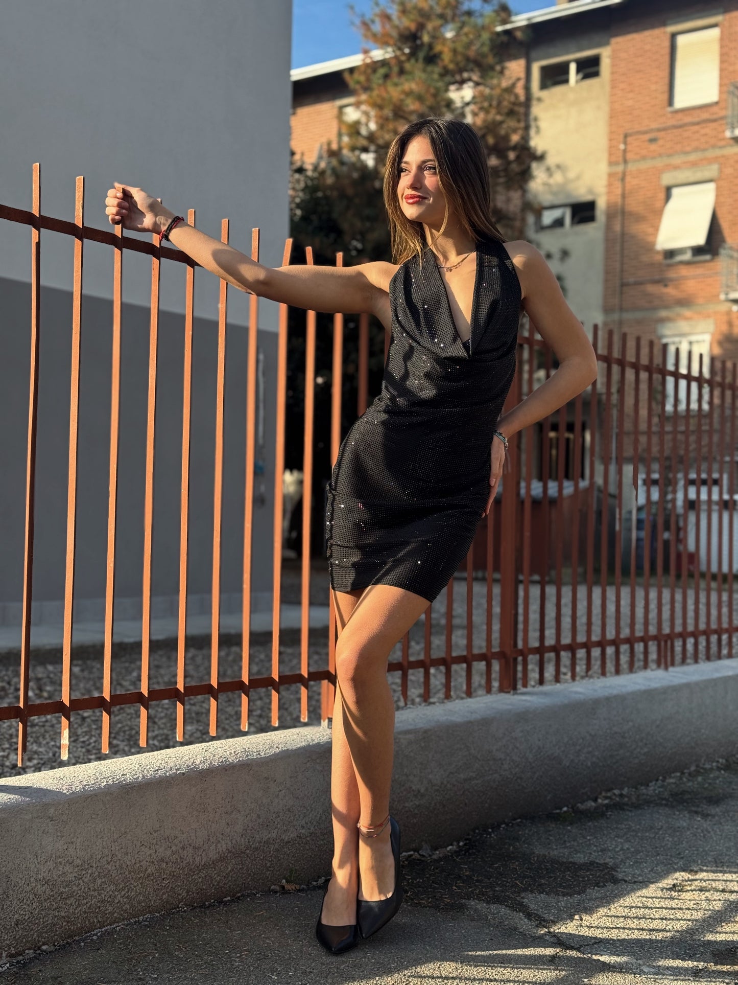 “ABITO SCOLLO GRONDA STRASS” Kontatto